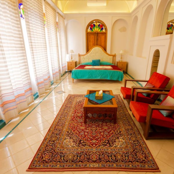 اتاق مروارید در دسته‌بندی اتاق های شاه‌نشین است و دارای یک تخت دو نفره است. این اتاق در حیاط اصلی قرار دارد.